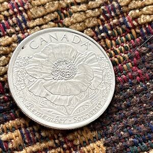 Canada Remember Souvenir Poppy Coin - Silver Tone